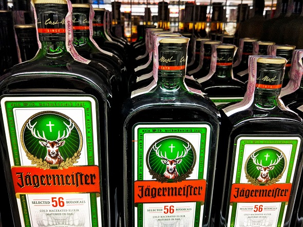 Láhve s Jägermeisterem nechybí v žádném dobrém baru na světě