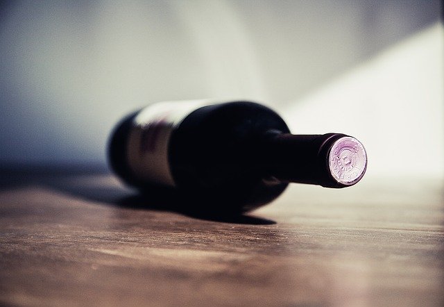 Lahve vína s korkovým uzávěrem
