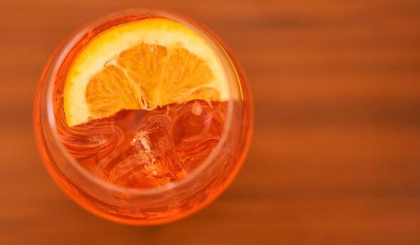 Oranžová barva je pro Aperol Spritz typická