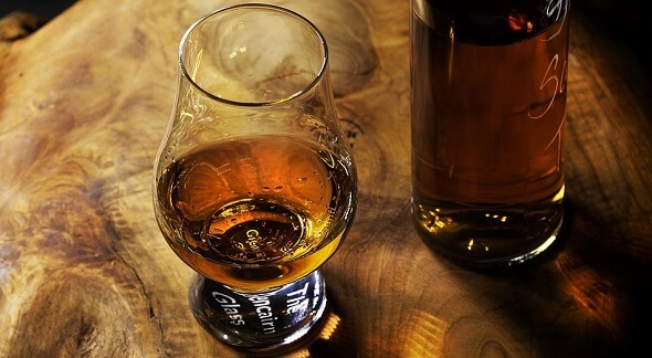 Skotská whisky se pije z těchto sklenic