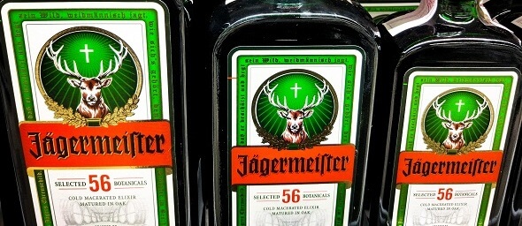 Láhve s Jägermeisterem nechybí v žádném dobrém baru na světě