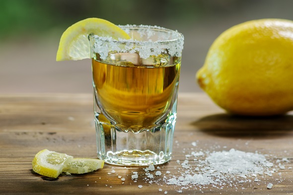 Tequila se solí a citronem