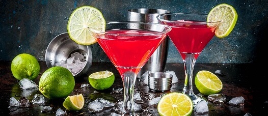 Koktejl Cosmopolitan - drink připravený doma podle receptu