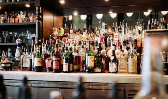Bar s alkoholem - ilustrační foto