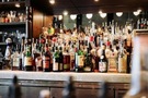 Bar s alkoholem - ilustrační foto