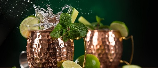 Koktejl Moscow mule v typickém měděném hrnku