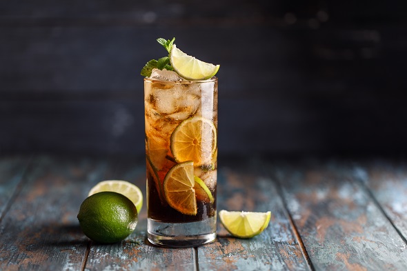 Cuba Libre recept – rum s colou a limetou – original i nealko |  NejlepsiDrinky.cz