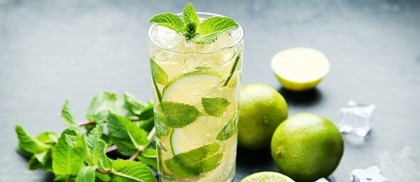 Osvěžující domácí mojito drink