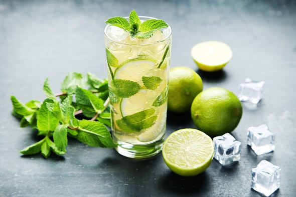 Osvěžující domácí mojito drink