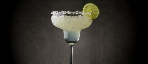 Koktejl Margarita v klasické sklenici namíchaný podle receptu