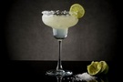 Koktejl Margarita v klasické sklenici namíchaný podle receptu