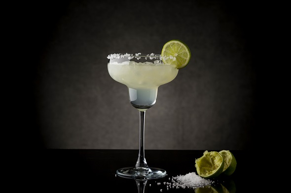 Koktejl Margarita v klasické sklenici namíchaný podle receptu