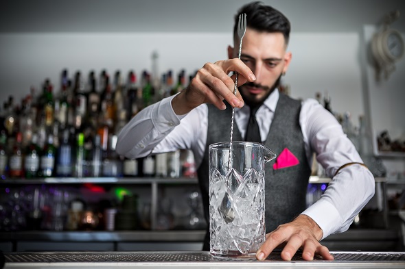 Míchací sklenice a barmanská lžíce