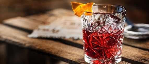 Koktejl Negroni namíchaný podle receptu