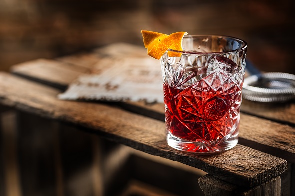 Koktejl Negroni namíchaný podle receptu