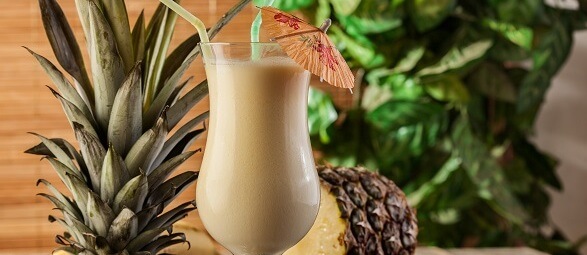 Koktejl  Piña Colada namíchaný podle receptu v klasické Hurricane sklenici