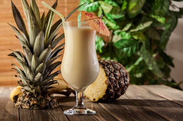 Koktejl Piña Colada namíchaný podle receptu v klasické Hurricane sklenici