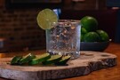 Nealko gin s tonicem. Díky nealkoholickým destilátům si můžete vychutnat své oblíbené koktejly bez alkoholu