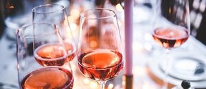Skleničky s růžovým vínem od vinařství VINO Hort
