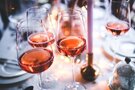 Skleničky s růžovým vínem od vinařství VINO Hort