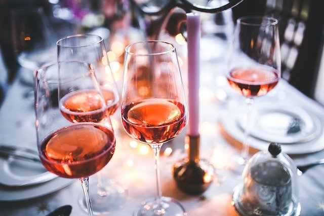 Skleničky s růžovým vínem od vinařství VINO Hort