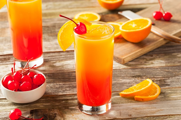 Koktejl Tequila Sunrise ve vysoké sklenici