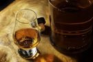 Jak se vyrábí rum, který je nejlepší a z jakých skleniček jej pít