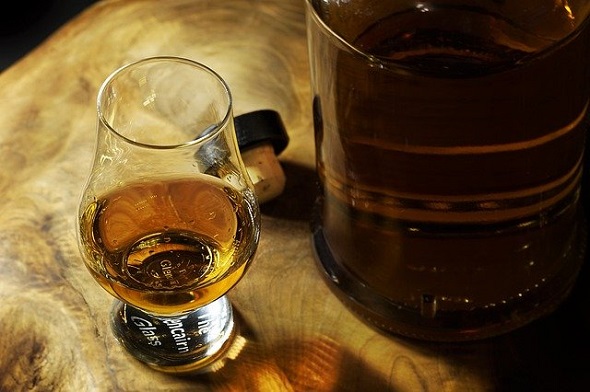 Jak se vyrábí rum, který je nejlepší a z jakých skleniček jej pít