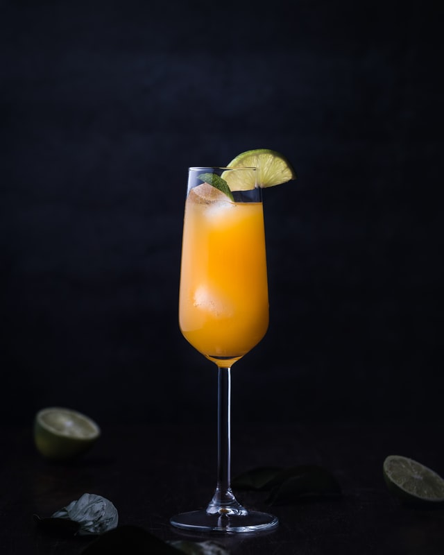 Koktejl Mimosa ve sklenici
