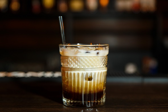 Koktejl White Russian v Lowball sklenici