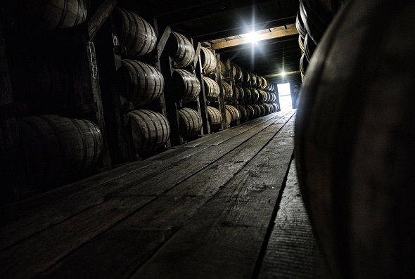 Jaký je rozdíl mezi bourbonem a whiskey a nejznámější značky