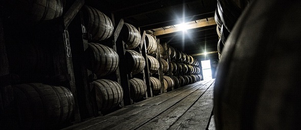 Jaký je rozdíl mezi bourbonem a whiskey a nejznámější značky