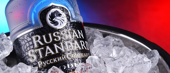 Russian Standard vodka v kyblíku s ledem