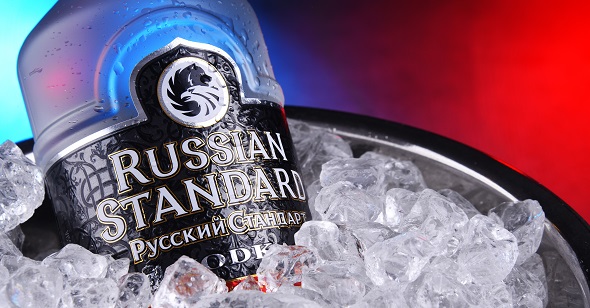 Russian Standard vodka v kyblíku s ledem