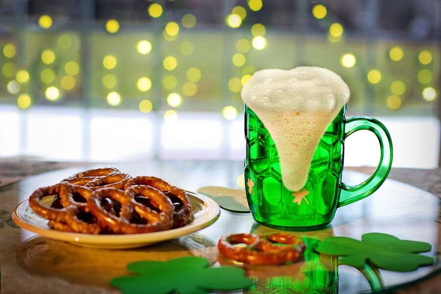 Zelené pivo na Svatého Patrika i na Zelený čtvrtek