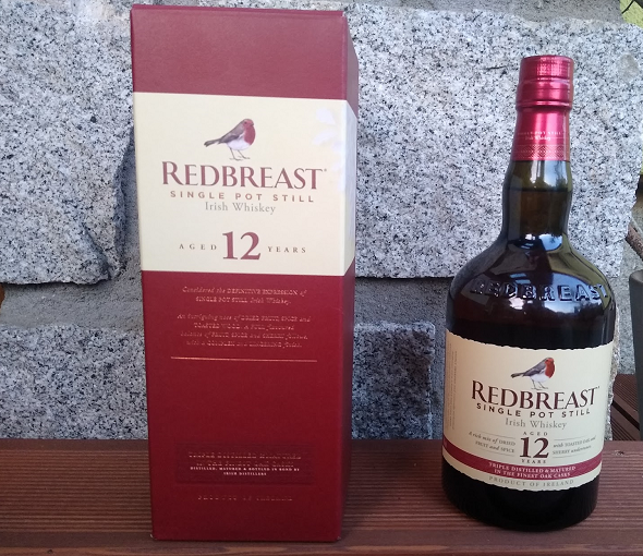 Krabice a lahve s whiskey Redbreast