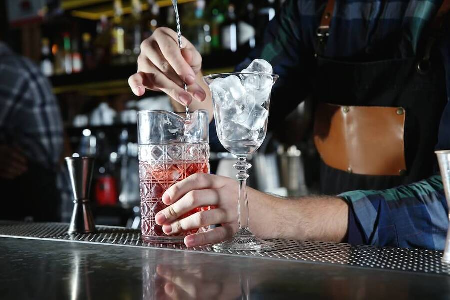 Tajemství barmanské perlivosti: Proč je čerstvě nasycená voda lepší než ta z&nbsp;plastové lahve?