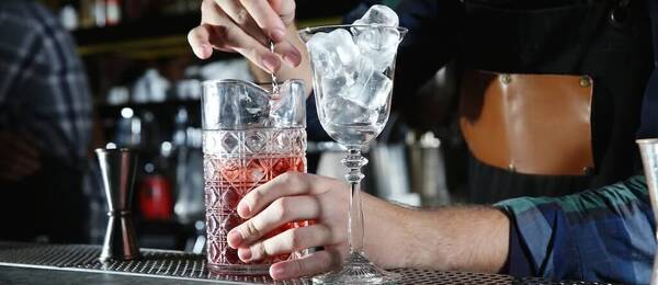 Tajemství barmanské perlivosti: Proč je čerstvě nasycená voda lepší než ta z plastové lahve?
